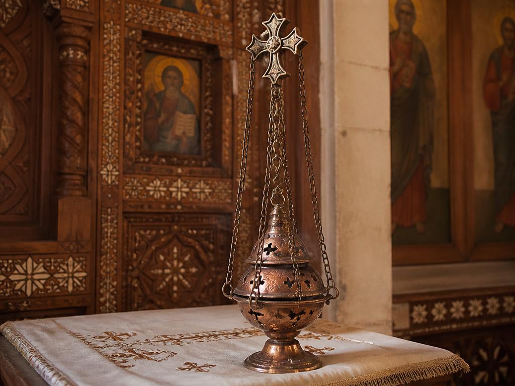 Encensoir de cuivre et croix d'autel dans une église copte