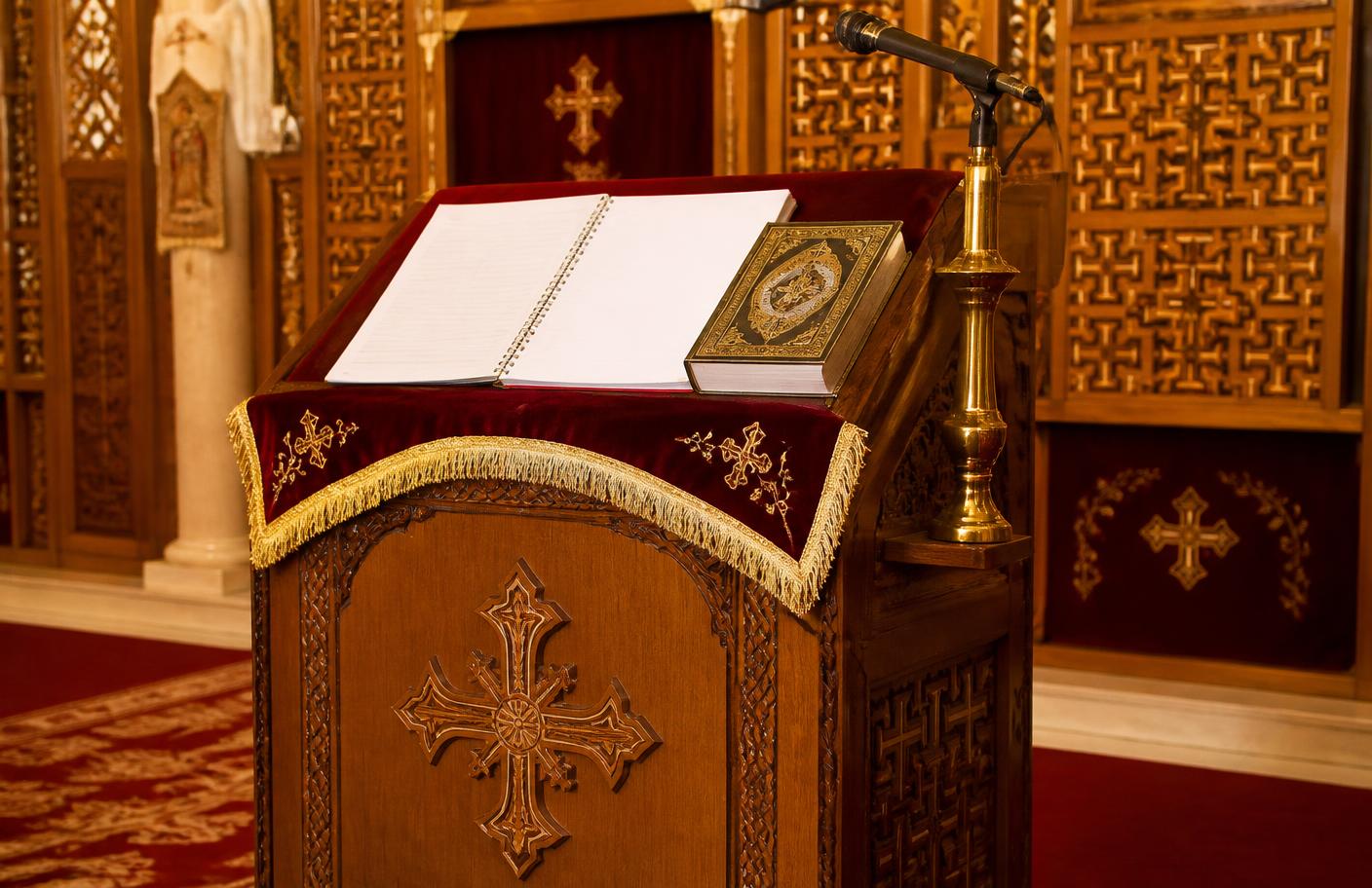Pupitre d'homélie en bois marqué d'une croix copte